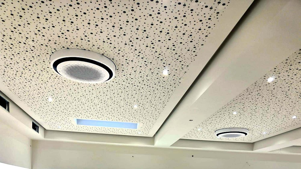 Falso techo técnico perforado con iluminación integrada, instalado por ESTEF